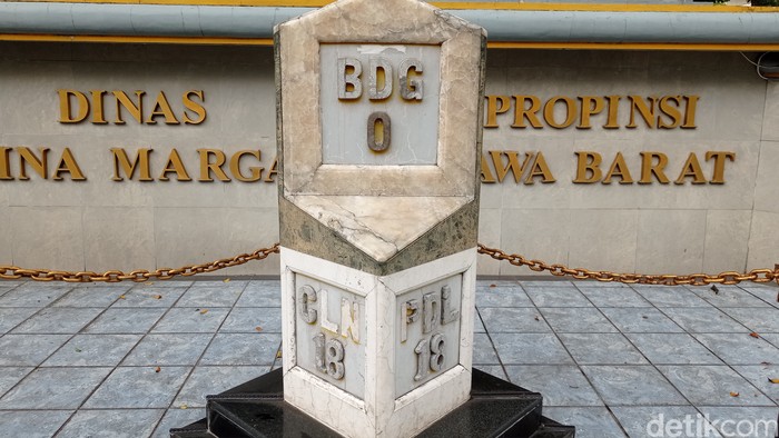 ugu 0 KM Bandung menjadi saksi perkembangan Kota Kembang dari masa ke masa. Sejak era kolonial hingga saat ini.