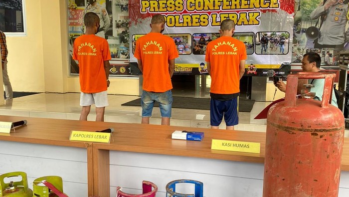 Pengungkapan kasus pengoplosan tabung gas subsidi di Mapolres Lebak. (Foto: Fathul Rizkoh/detikcom)