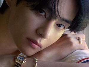Gaya V BTS Pemotretan Mewah, Harga Perhiasannya Bikin Kaget Capai Rp 2M