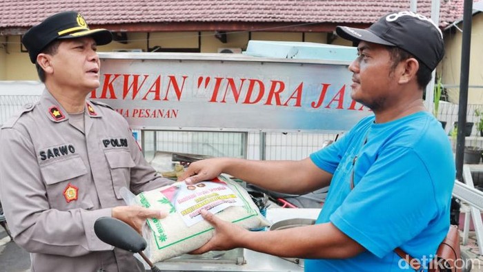 Wakapolres Mojokerto Kota bagikan beras untuk warga terdampak BBM naik