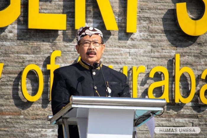Wakil Rektor Bidang Akademik UNESA, Prof. Dr. Bambang Yulianto, M.Pd., menyambut baik kebijakan anyar Kemdikbudristek