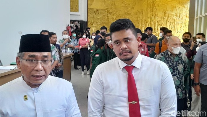 Wali Kota Medan Bobby Nasution dan Ketum PBNU KH Yahya Cholil Staquf. (Nizar Aldi/detikSumut)