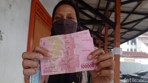 Warga Bandung terima BLT subsidi BBM.