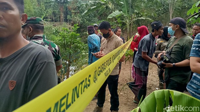 Warga sejumlah desa datang menyaksikan jembatan gantung putus di Desa Kregenan, Probolinggo