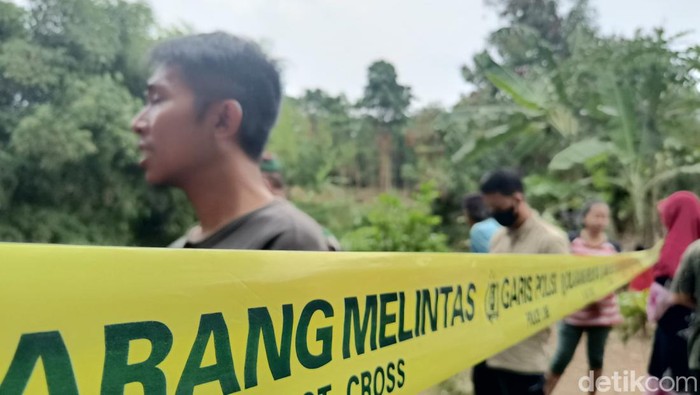 Warga sejumlah desa datang menyaksikan jembatan gantung putus di Desa Kregenan, Probolinggo