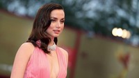 Penampilan Ana de Armas di karpet merah. (Foto: Getty Images/Elisabetta A. Villa)