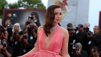 Pesona Ana de Armas memikat semua mata. (Foto: Getty Images/Elisabetta A. Villa)