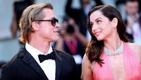 Di karpet merah, Ana de Armas tampak berinteraksi dengan Brad Pitt. (Foto: Getty Images/Maria Moratti)