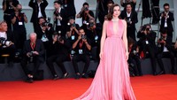 Pemeran Marilyn Monroe itu tampil dalam balutan busana pink panjang. (Foto: Getty Images/Maria Moratti)