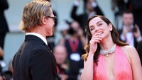 Ana de Armas dan Brad Pitt tampak akrab. (Foto: Getty Images/Maria Moratti)