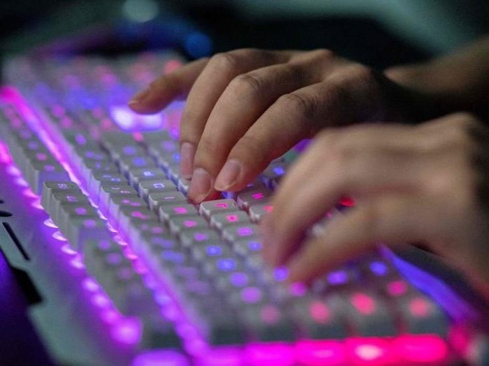 Dunia internet tengah dihebohkan dengan kemunculan Bjorka, hacker yang diduga meretas situs Kementerian Komunikasi dan Informatika (Kominfo). Cek informasinya.