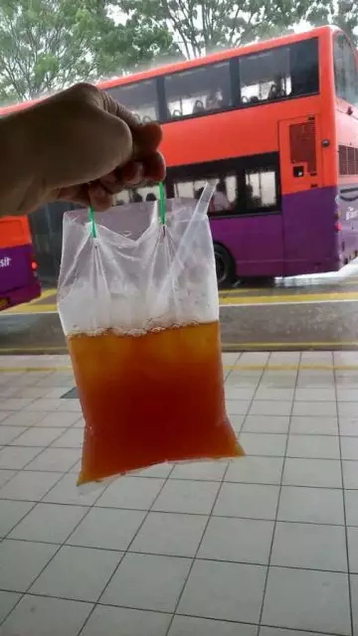 Aksi kocak minum es teh manis Kocak! 10 Cara Tak Terduga Minum Es Teh ala Netizen