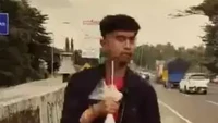 Tak hanya galon, pria yang sama ternyata juga pernah melakukan aksi serupa. Bedanya kali ini ia memilih menggunakan plastik 5 liter untuk es teh manisnya. Foto: 1cak.com