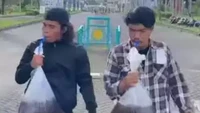 Tak mau kalah viral, dua orang pemuda ikut menirukan minum es teh dalam ukuran yang sangat besar. Plastik yang biasanya untuk membungkus ikan disulap menjadi es teh yang segar. Foto: 1cak.com