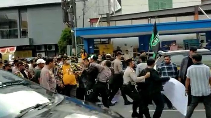 Aksi mahasiswa di Balikpapan, Kaltim dibubarkan polisi.