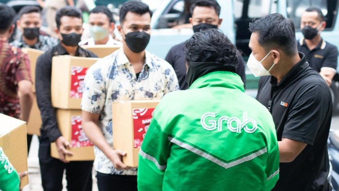 Aksi Simpatik Polda Metro Bagi-bagi Bantuan Sosial Aksi Simpatik Polda Metro Bagi-bagi Bantuan Sosial