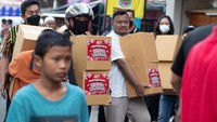 Pada kegiatan perdana, seluruh anggota membagikan paket sembako di Kawasan Benhil, Jakarta Pusat.