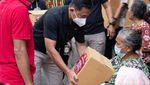 Aksi Simpatik Polda Metro Bagi-bagi Bantuan Sosial
