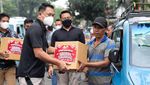 Aksi Simpatik Polda Metro Bagi-bagi Bantuan Sosial