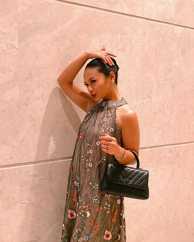 Gaun halter dengan aksen bunga-bunga itu juga menonjolkan tubuhnya yang semakin langsing. Amel sendiri diketahui memulai diet sejak dua tahun lalu dan mengaku sudah turun 13 kg.Foto: Instagram @amelcarla