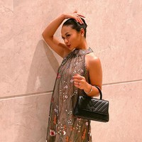 Gaun halter dengan aksen bunga-bunga itu juga menonjolkan tubuhnya yang semakin langsing. Amel sendiri diketahui memulai diet sejak dua tahun lalu dan mengaku sudah turun 13 kg.Foto: Instagram @amelcarla