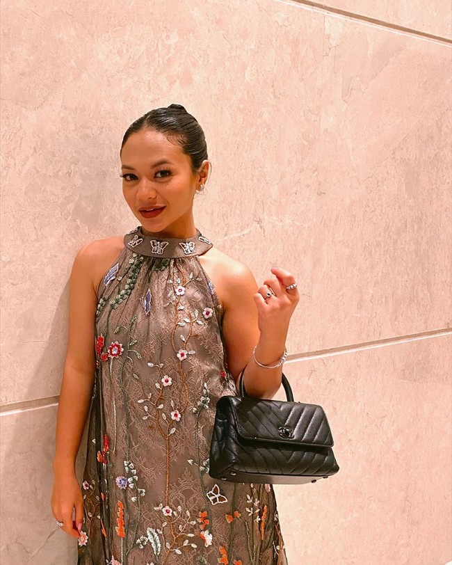 Dalam kesempatan lain, Amel Carla kondangan dengan gaun.Foto: Instagram @amelcarla