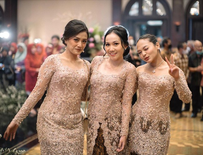 Wanita 21 tahun itu terlihat anggun dengan tatanan rambut konde dan kebaya nude pas badan yang menonjolkan tubuh langsingnya. Di kolom komentar, banyak netizen memuji penampilannya.Foto: Instagram @amelcarla