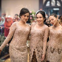 Wanita 21 tahun itu terlihat anggun dengan tatanan rambut konde dan kebaya nude pas badan yang menonjolkan tubuh langsingnya. Di kolom komentar, banyak netizen memuji penampilannya.Foto: Instagram @amelcarla