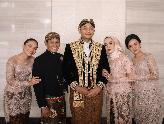 Amel Carla cukup sering mengunggah gayanya di Instagram. Baru-baru ini kerap membagi penampilannya ketika kondangan yang bisa jadi inspirasi. Foto: Instagram @amelcarla