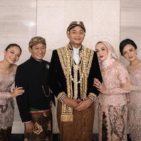 Amel Carla cukup sering mengunggah gayanya di Instagram. Baru-baru ini kerap membagi penampilannya ketika kondangan yang bisa jadi inspirasi. Foto: Instagram @amelcarla