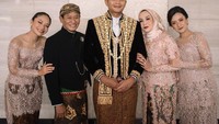 Amel Carla mendampingi kakaknya, Ahmad Dekatama, menikah. Foto: Instagram @amelcarla