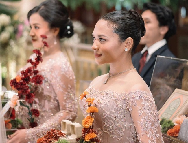 Dalam postingan terbaru, artis yang dikenal lewat sitkom Bajaj Bajuri tersebut mengunggah potretnya ketika menghadiri acara pernikahan sang kakak. Di momen itu, Amel mengenakan padanan kebaya dan kain.Foto: Instagram @amelcarla