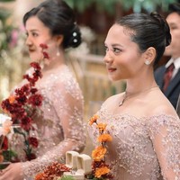 Dalam postingan terbaru, artis yang dikenal lewat sitkom Bajaj Bajuri tersebut mengunggah potretnya ketika menghadiri acara pernikahan sang kakak. Di momen itu, Amel mengenakan padanan kebaya dan kain.Foto: Instagram @amelcarla