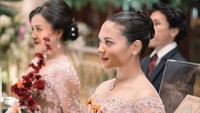 Amel Carla tampak cantik dengan kebaya yang dikenakannya. Foto: Instagram @amelcarla