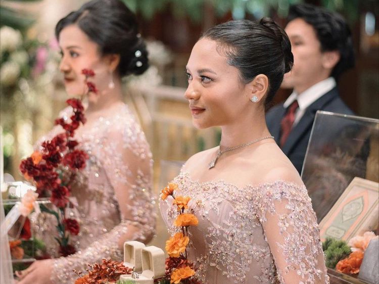 Cantik Banget! Amel Carla Bikin Pangling di Pernikahan Kakaknya