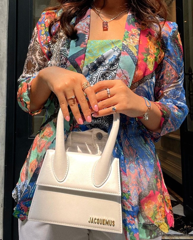 Tampilan itu dilengkapi dengan tas mini yang sedang tren.Foto: Instagram @amelcarla