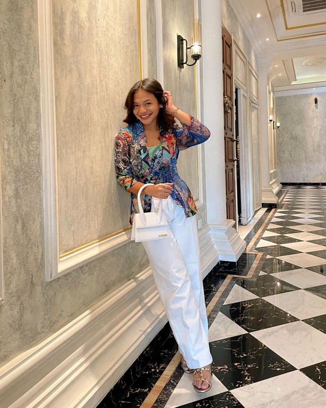 Sebelum acara pernikahan, Amel juga hadir dalam serangkaian prosesi sebelum kakaknya menikah. Untuk momen yang lebih santai, pemilik nama Amalia Nuril Aqmarina itu mengenakan kebaya tapi versi lebih kasual tapi tetap formal. Baju itu dipadukan dengan celana panjang.Foto: Instagram @amelcarla