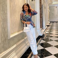 Sebelum acara pernikahan, Amel juga hadir dalam serangkaian prosesi sebelum kakaknya menikah. Untuk momen yang lebih santai, pemilik nama Amalia Nuril Aqmarina itu mengenakan kebaya tapi versi lebih kasual tapi tetap formal. Baju itu dipadukan dengan celana panjang.Foto: Instagram @amelcarla