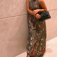 Gayanya semakin anggun dipadukan dengan tas dan high heels hitam bersol merah dari brand Louboutin.Foto: Instagram @amelcarla