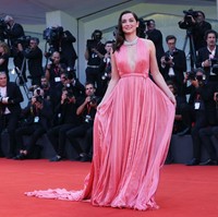 Ana de Armas memerankan Marilyn Monroe dalam film ‘Blonde’. Saat premier film di Venice Film Festival 2022, Kamis (8/9/2022), sang aktris tampil memukau dengan gaya seksinya. Foto: Getty Images/Maria Moratti