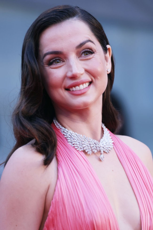 Ana de Armas melengkapi penampilan glamornya dengan kalung berhias 100 berlian yang membentuk dua sayap, serta liontin berlian 5-karet di bagian tengah. Kalung model choker itu keluaran brand perhiasan Messika. Foto: Getty Images/Maria Moratti