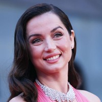 Ana de Armas melengkapi penampilan glamornya dengan kalung berhias 100 berlian yang membentuk dua sayap, serta liontin berlian 5-karet di bagian tengah. Kalung model choker itu keluaran brand perhiasan Messika. Foto: Getty Images/Maria Moratti