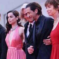 Ana de Armas beradu akting dengan Adrien Brody yang memerankan Arthur Miller, suami ketiga Marilyn Monroe. Foto: Getty Images/Maria Moratti