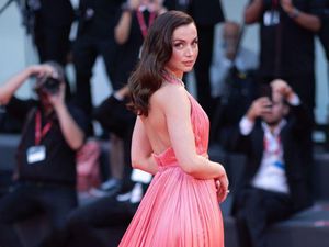 7 Gaya Ana de Armas di Premier Blonde, Pancarkan Aura Seksi Marilyn Monroe