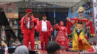 Sebelumnya, di atas panggung Rk sempat memahami sedikit gerakan tarian Ronggeng bersama seorang penari.