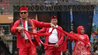 Mulai terbiasa dan lancar, RK menari-nari dengan semringah.
