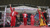 Digelaran tersebut RK tampil mengenakan baju pangsi berwarna merah lengkap dengan aksesoris berupa kacamata hitam, keren.