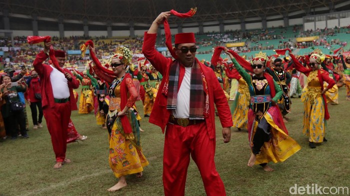 Asyik Banget, Begini Gaya RK Menari Ronggeng Asyik Banget, Begini Gaya RK Menari Ronggeng