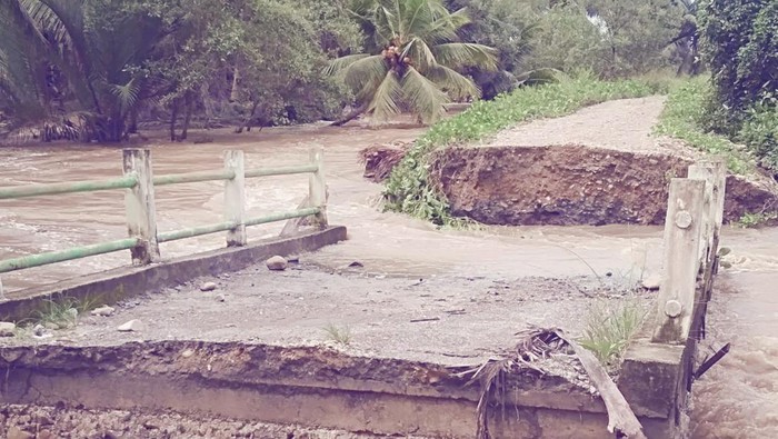Banjir bandang menyebabkan jembatan penghubung antardusun di mamuju Tengah.