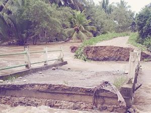 Banjir Bandang Terjang Jembatan di Mamuju Tengah hingga Putus